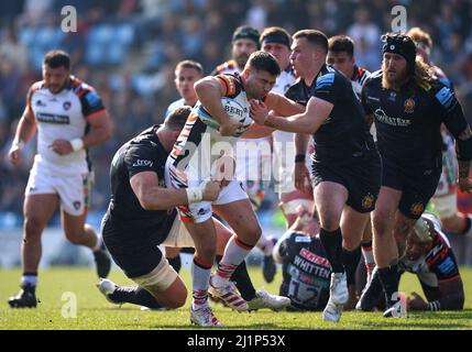 Ben Youngs von Leicester Tigers (Mitte) wurde von Dave Ewers von Exeter Chiefs (links) und Joe Simmonds (rechts) während des Spiels der Gallagher Premiership in Sandy Park, Exeter, angegangen. Bilddatum: Sonntag, 27. März 2022. Stockfoto