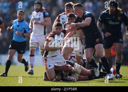 Ben Youngs von Leicester Tigers (Mitte) wurde von Dave Ewers von Exeter Chiefs und Joe Simmonds während des Spiels der Gallagher Premiership in Sandy Park, Exeter, angegangen. Bilddatum: Sonntag, 27. März 2022. Stockfoto