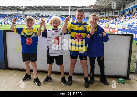 Warrington, Großbritannien. 27. März 2022. Einige junge Warrington Wolves Fans genießen das Spiel in Warrington, Großbritannien am 3/27/2022. (Foto von Simon Whitehead/News Images/Sipa USA) Quelle: SIPA USA/Alamy Live News Stockfoto