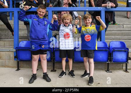 Warrington, Großbritannien. 27. März 2022. Einige junge Warrington Wolves Fans genießen das Spiel in Warrington, Großbritannien am 3/27/2022. (Foto von Simon Whitehead/News Images/Sipa USA) Quelle: SIPA USA/Alamy Live News Stockfoto