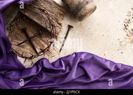 Kreuzigung Von Jesus Christus. Kreuz mit drei Nägeln und Dornenkrone auf dem Boden Stockfoto