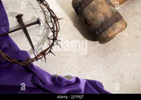 Kreuzigung Von Jesus Christus. Kreuz mit drei Nägeln und Dornenkrone auf dem Boden Stockfoto