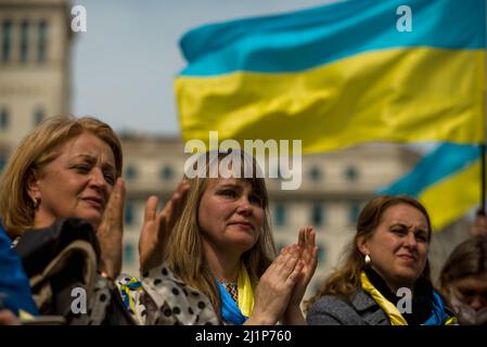 Barcelona, Spanien. 27. März 2022. Ein ukrainischer Protestor fordert das Ende des russischen Krieges in der Ukraine. Quelle: Matthias Oesterle/Alamy Live News Stockfoto