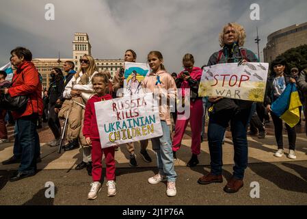 Barcelona, Spanien. 27. März 2022. Demonstranten, die Schilder halten, fordern Maßnahmen zur Beendigung der russischen Angriffe nach mehr als einem Monat Krieg in der Ukraine. Quelle: Matthias Oesterle/Alamy Live News Stockfoto