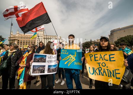 Barcelona, Spanien. 27. März 2022. Demonstranten, die Schilder halten, fordern Maßnahmen zur Beendigung der russischen Angriffe nach mehr als einem Monat Krieg in der Ukraine. Quelle: Matthias Oesterle/Alamy Live News Stockfoto