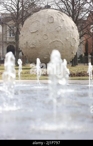 Aschersleben, Deutschland. 27. März 2022. Eine Wasserfontäne sorgt für Erfrischung in einem Stadtpark in Herrenbreite. Bei strahlendem Sonnenschein und warmen Temperaturen konnten viele Besucher den Frühling genießen. Quelle: Matthias Bein/dpa-Zentralbild/ZB/dpa/Alamy Live News Stockfoto