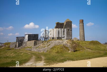 Die zerstörte Magpie Mine, eine alte Bleimine in der Nähe des Dorfes Sheldon im Peak District National Park in Derbyshire, Großbritannien. Stockfoto