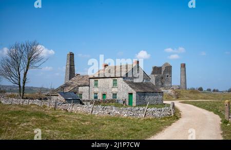Die zerstörte Magpie Mine, eine alte Bleimine in der Nähe des Dorfes Sheldon im Peak District National Park in Derbyshire, Großbritannien. Stockfoto