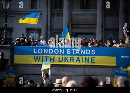 Demonstranten halten am Trafalgar Square Flaggen und ein großes Banner, während die Londoner vor der Ukraine stehen: Marsch und Vigil. (Foto von Loredana Sangiuliano / SOPA Images/Sipa USA) Stockfoto