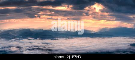 Panorama des Sonnenaufgangs, der über die Bergkette scheint und neblig im Tal des Nationalparks Stockfoto