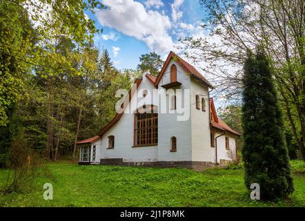 Polenovo, Region Tula, Russland - 16. Mai 2021: Museumsbesitz des Künstlers Wassilij Polenow. Malwerkstatt des Künstlers Abtei Stockfoto