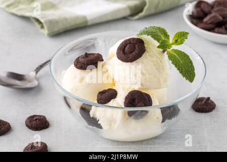Eine Schüssel Vanilleeis mit Mini-Schokolade-Brownie-Keksen. Stockfoto