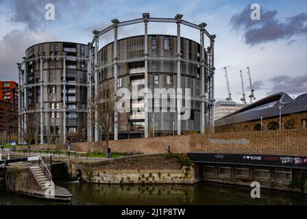 Die Gasholders wurden im King's Cross-Gebiet neu entwickelt, wie man sie vom Regent's Canal in London aus sieht Stockfoto