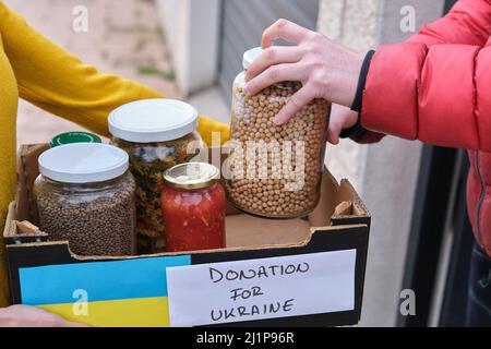 Freiwillige sammeln humanitäre Hilfe für ukrainische Flüchtlinge auf den Straßen Stockfoto