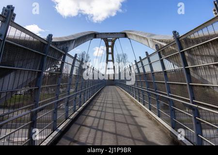 Fußgängerbrücke über den Trans Canada Highway in modernen Vororten der Stadt Stockfoto