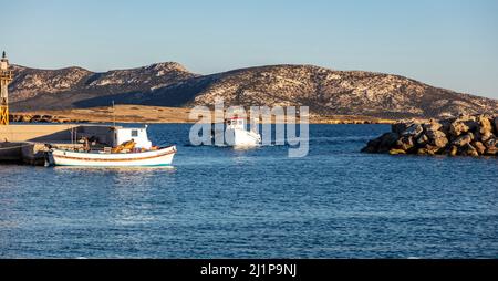 Fischerboote, Insel Koufonisi, kleine Kykladen, Griechenland. Traditionelle Holzschiffe am griechischen Inselhafen Stockfoto