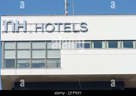 Utrecht, Niederlande - 3. März 2022: Fassade eines NH Hotels Hotels mit Logo Stockfoto