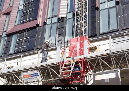 Utrecht, Niederlande - 3. März 2022: Gerüst eines Gebäudes im Bau mit Arbeitern bei der Arbeit Stockfoto