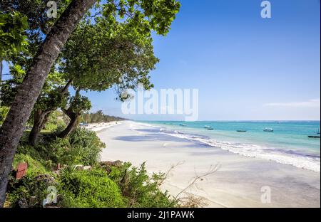 Erstaunlich Diani Beach Marine mit weißen Sand und dem türkisfarbenen Indischen Ozean, Kenia Stockfoto