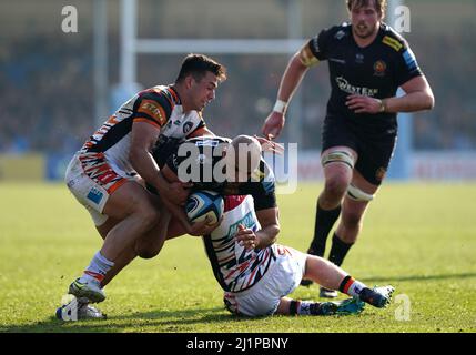 Olly Woodburn von Exeter Chiefs wurde von Dan Kelly und Tommy Reffell von Leicester Tigers während des Spiels der Gallagher Premiership in Sandy Park, Exeter, angegangen. Bilddatum: Sonntag, 27. März 2022. Stockfoto