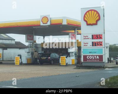 Maidstone, Kent, Großbritannien. 27. März 2022. Kraftstoffpreise in Großbritannien – Preisschild für eine Shell-Tankstelle in der Nähe von Maidstone, Kent. Kredit: James Bell/Alamy Live Nachrichten. Kredit: James Bell/Alamy Live Nachrichten Stockfoto