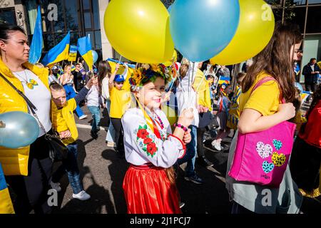 Tausende marschieren solidarisch gegen den Krieg in der Ukraine. "London steht mit der Ukraine" zeigt die Unterstützung für das ukrainische Volk. Samstag, 26. März 22. Stockfoto