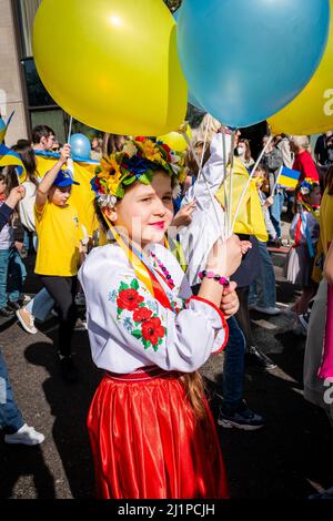 Tausende marschieren solidarisch gegen den Krieg in der Ukraine. "London steht mit der Ukraine" zeigt die Unterstützung für das ukrainische Volk. Samstag, 26. März 22. Stockfoto