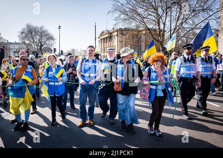 Tausende marschieren solidarisch gegen den Krieg in der Ukraine. "London steht mit der Ukraine" zeigt die Unterstützung für das ukrainische Volk. Samstag, 26. März 22. Stockfoto