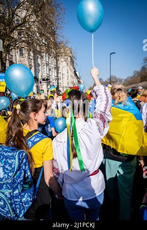 Tausende marschieren solidarisch gegen den Krieg in der Ukraine. "London steht mit der Ukraine" zeigt die Unterstützung für das ukrainische Volk. Samstag, 26. März 22. Stockfoto