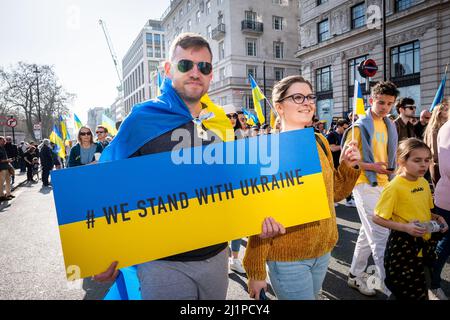Tausende marschieren solidarisch gegen den Krieg in der Ukraine. "London steht mit der Ukraine" zeigt die Unterstützung für das ukrainische Volk. Samstag, 26. März 22. Stockfoto