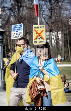 München, Deutschland. 26. März 2022. Am 26. März 2022 nahmen einige hundert Menschen an einer Solidaritätskundgebung mit der Ukraine in München Teil. Einige Demonstranten forderten militärische Aktionen der NATO und eine Flugverwehrungszone für die Ukraine. (Foto: Alexander Pohl/Sipa USA) Quelle: SIPA USA/Alamy Live News Stockfoto