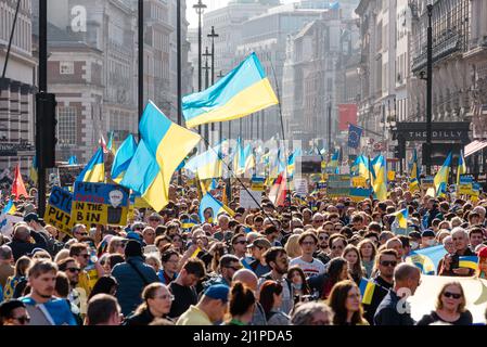 London, Großbritannien. 26. März 2022. Demonstranten marschieren in der Ukraine von der Park Lane zum Trafalgar Square gegen den Krieg Stockfoto