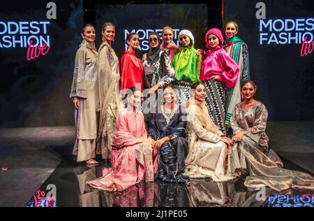 London UK 27 March 2022 nach einem vollen Haus an beiden Tagen geht die Modest Fashion Show beim Muslim Shopping Festival im London Excel heute zu Ende.Paul Quezada-Neiman/Alamy Live News Stockfoto