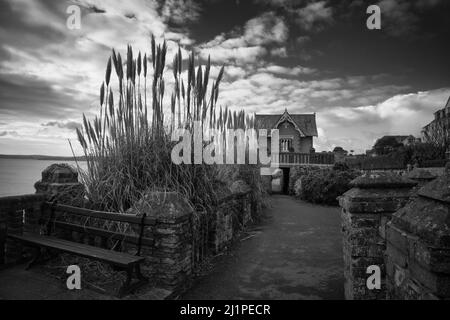 Falmouth Beach Pfad unter der alten Cliff Road Kapelle, schöne Stadt an der Cornish Küste Stockfoto