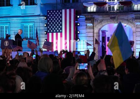 WARSCHAU, POLEN - 26. MÄRZ 2022 - US-Präsident Joe Biden verlässt die Bühne nach seinem Briefing vor dem Königlichen Palast in Warschau, Polen. Stockfoto