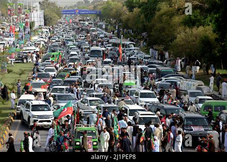 Rawalpindi, Pakistan. 27. März 2022. Aktivisten und Anhänger der regierenden pakistanischen Tehreek-e-Insaf (PTI)-Partei kommen zu einer Kundgebung in Islamabad. (Foto von Raja Imran/Pacific Press) Quelle: Pacific Press Media Production Corp./Alamy Live News Stockfoto