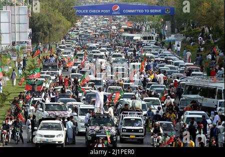 Rawalpindi, Pakistan. 27. März 2022. Aktivisten und Anhänger der regierenden pakistanischen Tehreek-e-Insaf (PTI)-Partei kommen zu einer Kundgebung in Islamabad. (Foto von Raja Imran/Pacific Press) Quelle: Pacific Press Media Production Corp./Alamy Live News Stockfoto