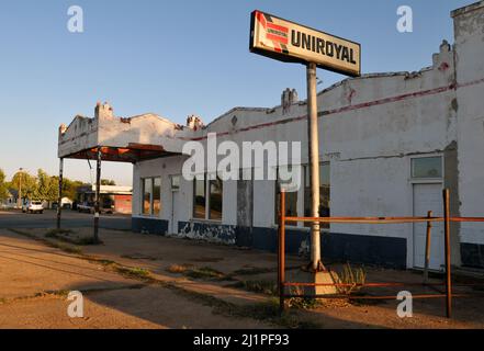 An der ehemaligen Tankstelle Canute an der Route 66 in Canute, Oklahoma, steht ein Uniroyal-Schild. Die Garage und die Tankstelle wurden im Jahr 1930s eröffnet. Stockfoto