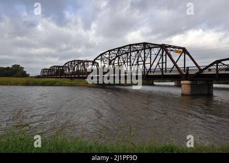 Die 1925 eröffnete Lake Overholser Bridge in der Nähe von Oklahoma City führte den Verkehr der Route 66, bis 1958 ein größeres Segment gebaut wurde. Stockfoto