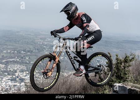 Lourdes, Frankreich : 2022. März 27 : MONIKA HRASTNIK SLO tritt beim UCI Mountain Bike Downhill World Cup 2022 Rennen in Lourdes, Frankreich, an. Stockfoto