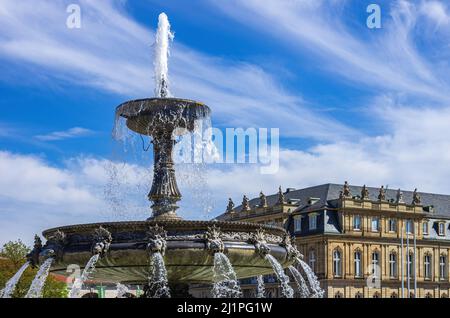 Springbrunnen mit Wasserstrahlen auf dem Schlossplatz vor dem Neuen Schloss in Stuttgart, Baden-Württemberg, Deutschland. Stockfoto