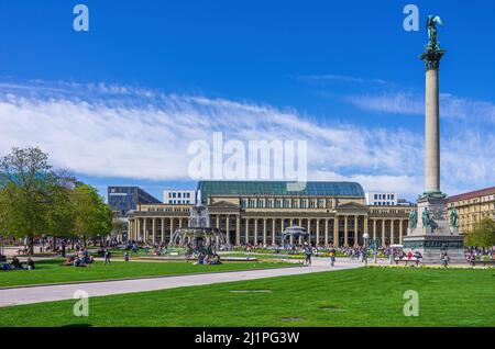 Stuttgart, Baden-Württemberg, Deutschland: Lebendige Szene auf dem Schlossplatz mit Blick auf die Königshalle und die Jubiläumssäule. Stockfoto