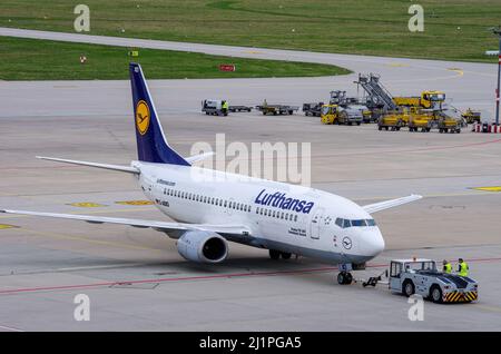 Stuttgart Airport, Deutschland: Die Lufthansa Boeing 737-300 Schwäbisch Gmünd, registriert D-ABXO, Leinfelden-Echterdingen, Stuttgart, Deutschland. Stockfoto