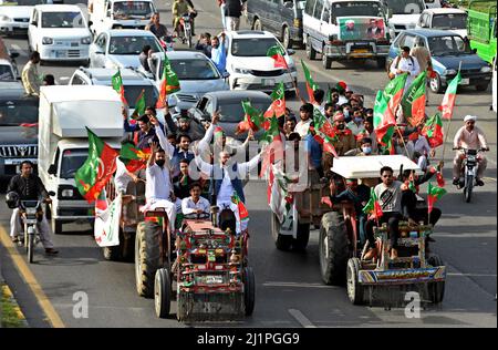 Rawalpindi, Punjab, Pakistan. 27. März 2022. Aktivisten und Anhänger der regierenden pakistanischen Tehreek-e-Insaf (PTI)-Partei kommen zu einer Kundgebung in Islamabad. (Bild: © Raja Imran/Pacific Press via ZUMA Press Wire) Stockfoto