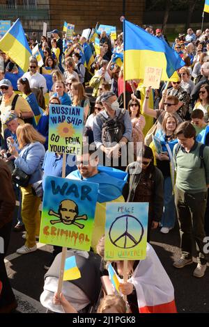 London steht mit Ukraine Demonstration Samstag 26.. März 2022 Stockfoto