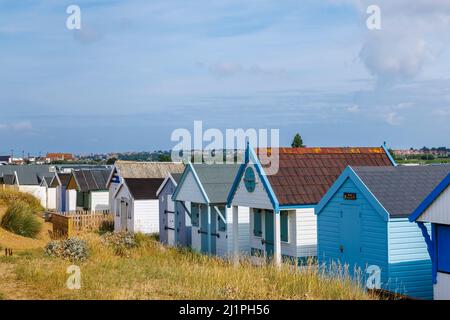 Hölzerne Strandhütten am Strand von Heacham North Beach, einem Küstendorf im Westen von Norfolk, England, mit Blick auf die Wash Stockfoto