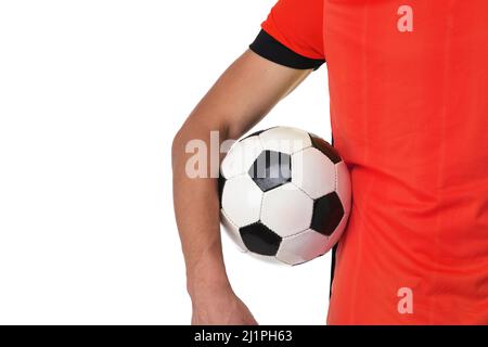 Nahaufnahme des professionellen Fußballspielers in roter Trikot Uniform halten Ball Studio isoliert auf wite Hintergrund Stockfoto