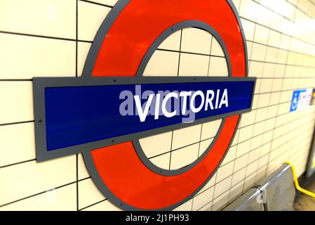 London, England, Großbritannien. U-Bahn-Station Victoria - Rundum Stockfoto