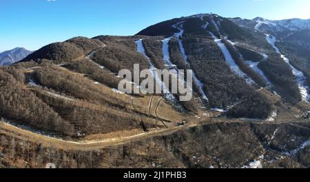 Das Skigebiet ist wegen des heißen Winters und der schlechten Schneedecke geschlossen. Garessio Italien Stockfoto