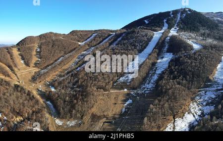 Das Skigebiet ist wegen des heißen Winters und der schlechten Schneedecke geschlossen. Garessio Italien Stockfoto